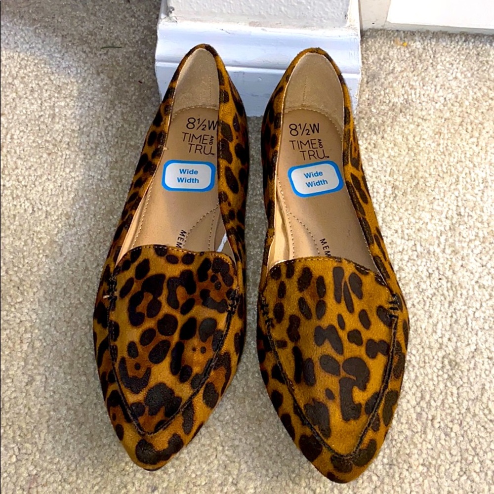 Women’s pointed toe leopard flats